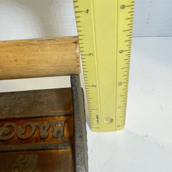 Vintage Cast Iron Pig Design Bacon Press With Wooden Handle - Picture 12 of 12